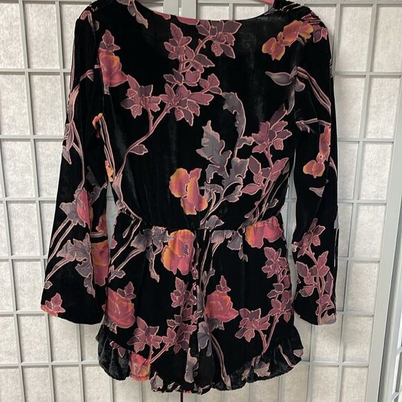 Honey Punch Women's Velour Floral Deep V-Neck Romper Size Small - Picture 2 of 7